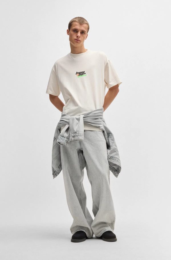 Hugo Blue | Oversized T-Shirt mit Happy HUGO Logo | 121 Open white Jetzt online – Bild 3