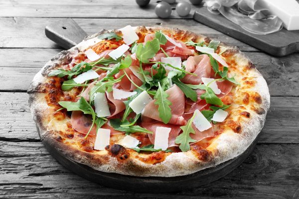 Prosciutto Pizza auf Holztisch, Glasbild Verkauf – Bild 5